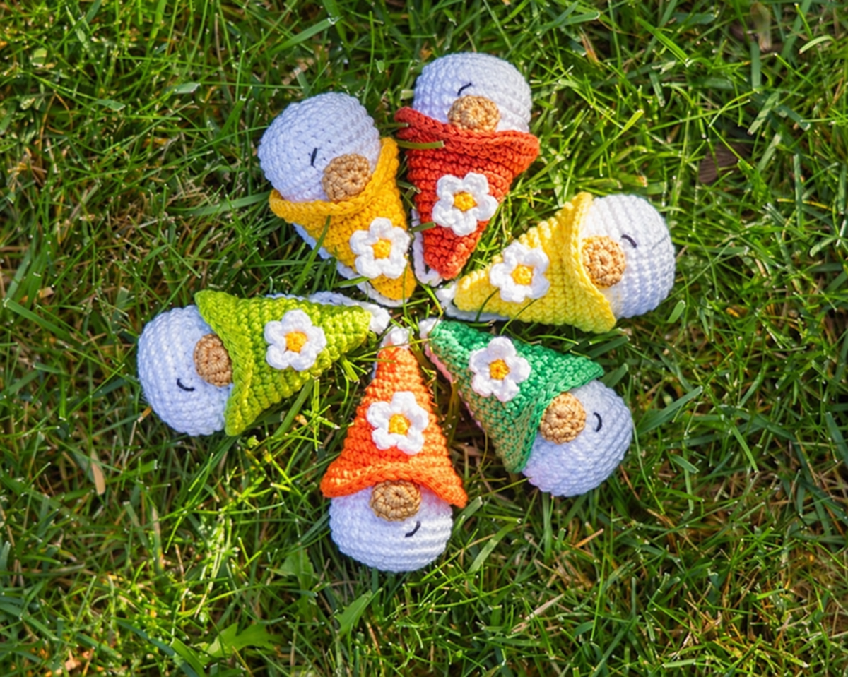 Flower Gnome Keychain — Crochet Pattern